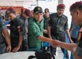 SAIFUDDIN Nasution Ismail menyantuni warga polis ketika lawatan kerja ke Batalion 3, Pasukan Gerakan Am (PGA) Bidor, Tapah hari ini.
