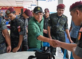 SAIFUDDIN Nasution Ismail menyantuni warga polis ketika lawatan kerja ke Batalion 3, Pasukan Gerakan Am (PGA) Bidor, Tapah hari ini.