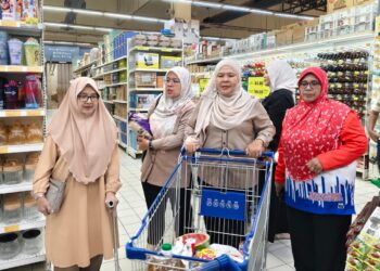 SALBIAH Mohamed (dua dari kanan) bersama salah seorang penerima Kad Perak Sejahtera di Mydin Parit Buntar hari ini.