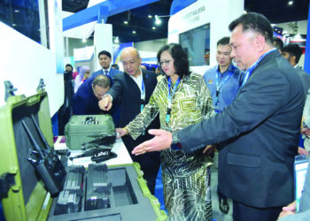 HAZRY Desa (kanan) memberi penerangan berkaitan dron ketika Pameran Perkhidmatan Pertahanan Asia (DSA) dan Pameran Keselamatan Kebangsaan (NATSEC) Asia 2026 baru-baru ini.-UTUSAN