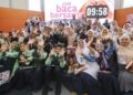 FADHLINA Sidek (tengah) dan Adibah Omar (kanan) bersama pelajar dalam program Kota Baca di ibu negara baru-baru ini.