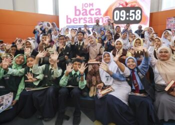 FADHLINA Sidek (tengah) dan Adibah Omar (kanan) bersama pelajar dalam program Kota Baca di ibu negara baru-baru ini.