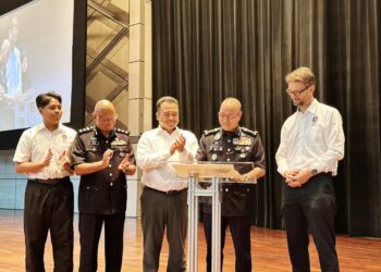 NOOR Hisam Nordin (dua dari kanan) merasmikan Majlis Peluncuran Modul Trend Terkini Jenayah Komersil di UTP di Seri Iskandar hari ini. - UTUSAN/LIYANA RAMLI