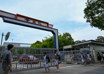 GAMBAR fail sebuah sekolah di Singapura. - AFP