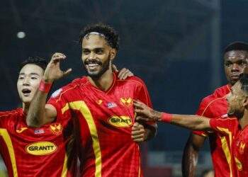 Pemain Selangor meraikan jaringan gol menentang Nam Dinh FC dalam saingan separuh akhir pertama Kejuaraan Kelab ASEAN di Stadium Majlis Bandaraya Petaling Jaya, kelmarin. - UTUSAN/SHIDDIEQIIN ZON