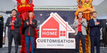 LIM Kim Heng (dua dari kiri) Eskay Lee Siow Koon (dua dari kanan) selepas Pelancaran Platform Senheng Home Customisation (SHC) di Easyhome Mall USJ baru-baru ini.