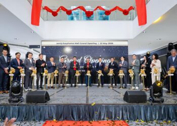 LIM Kim Heng (tujuh dari kiri) semasa Majlis Pembukaan Rasmi senQ Easyhome Mall dan Pelancaran Rasmi Senheng Home Customisation (SHC) di Easyhome Mall USJ hari ini.