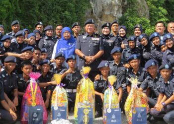 SIK Choon Foo (tengah) bersama pasukan Kor Kadet Polis Diaraja Malaysia (PDRM) Gua Musang pada Program Penutup Latihan Tahunan Kor Kadet PDRM Peringkat Negeri Kelantan di Taman Etnobotani, Gua Musang, Kelantan.
