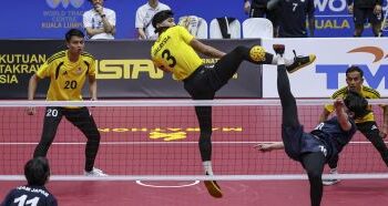 Aksi regu kebangsaan yang dibarisi Muhammad Noraizat Mohd. Nordin, Muhammad Haziq Hairul Nizam dan Farhan Adam menentang Jepun pada Kejohanan Piala Dunia 2026 di Stadium Titiwangsa, Kuala Lumpur, kelmarin. - UTUSAN/AMIR KHALID 