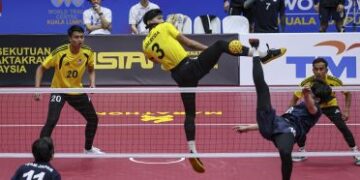 Aksi regu kebangsaan yang dibarisi Muhammad Noraizat Mohd. Nordin, Muhammad Haziq Hairul Nizam dan Farhan Adam menentang Jepun pada Kejohanan Piala Dunia 2026 di Stadium Titiwangsa, Kuala Lumpur, kelmarin. - UTUSAN/AMIR KHALID 