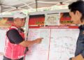 SABARODZI Nor Ahmad (kiri) menunjukkan kawasan operasi SAR bagi menjejaki  Jaslinda Saludin di Gunung Batu Putih di Tapah.