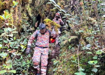 ANGGOTA pasukan mencari dan menyelamat di lokasi pencarian  Jaslinda Saludin di Gunung Batu Putih di Tapah. - UTUSAN/IHSAN JBPM PERAK