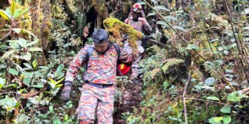 ANGGOTA pasukan mencari dan menyelamat di lokasi pencarian  Jaslinda Saludin di Gunung Batu Putih di Tapah. - UTUSAN/IHSAN JBPM PERAK