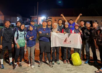 JASLINDA Saludin (depan, tiga dari kiri) bergambar bersama pendaki lain sebelum memulakan pendakian Trans Spencer Chapman di Gunung Batu Putih, Tapah Sabtu lalu. - IHSAN MOHD. HANAFI