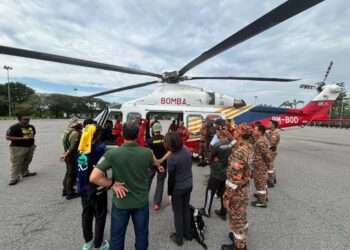 ANGGOTA pasukan penyelamat menaiki pesawat AW139 ke puncak Gunung Batu Putih untuk operasi mencari dan menyelamat Jaslinda Saludin hari ini.