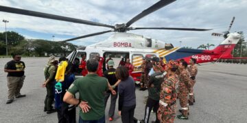 ANGGOTA pasukan penyelamat menaiki pesawat AW139 ke puncak Gunung Batu Putih untuk operasi mencari dan menyelamat Jaslinda Saludin hari ini.