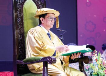 TENGKU Sarafudin Badlishah Ibni Al-Aminul Karim Sultan Sallehuddin berkenan menyampaikan titah ucapan pada Majlis Konvokesyen MSU Ke-37 di MSU, di Shah Alam, semalam. –UTUSAN/ FARIZ RUSADIO
