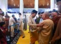 SULTAN Sharafuddin Idris Shah dan Tengku Amir Shah berkenan bermesra dan bersalaman dengan para jemaah selepas menunaikan solat sunat Aidiladha dekat Masjid Sultan Salahuddin Abdul Aziz Shah di Shah Alam, Selangor, hari ini. - UTUSAN