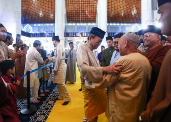 SULTAN Sharafuddin Idris Shah dan Tengku Amir Shah berkenan bermesra dan bersalaman dengan para jemaah selepas menunaikan solat sunat Aidiladha dekat Masjid Sultan Salahuddin Abdul Aziz Shah di Shah Alam, Selangor, hari ini. - UTUSAN