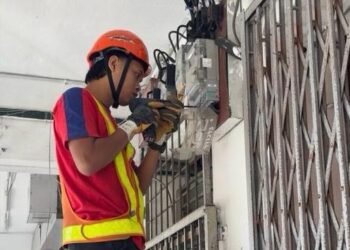 ANGGOTA dari unit penguat kuasa TNB melakukan pemotongan bekalan elektrik membabitkan premis yang melakukan aktiviti tidak bermoral di sekitar bandar Kluang, semalam.