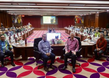 AHMAD Samsuri Mokhtar (dua dari kiri) dan Lee Hsien Loong (dua dari kanan) bergambar sebelum Majlis Taklimat Pembangunan kepada Delegasi Menteri Kanan Singapura di Wisma Darul Iman, Kuala Terengganu, Terengganu. - UTUSAN/PUQTRA HAIRRY