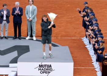 Jannik Sinner bersama trofi Terbuka Madrid, hari ini. - AFP