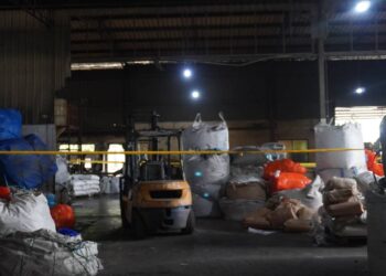 KILANG memproses sisa plastik yang diserbu pihak berkuasa di Sungai Petani. - IHSAN PGA