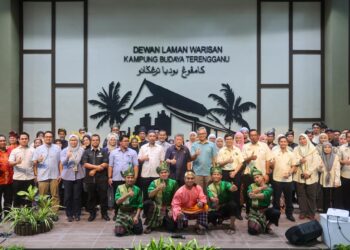 SHAHARUDDIN Abu Sohot (tengah) bergambar bersama kakitangan Kampung Budaya pada Majlis Penyerahan Projek Membina dan Menaik Taraf Kampung Budaya Terengganu di Muzium Negeri, Kuala Terengganu, Terengganu. - UTUSAN/PUQTRA HAIRRY