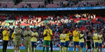 PEMAIN Southampton memberi penghargaan mereka kepada penyokong selepas tewas kepada Manchester City dalam aksi separuh akhir Piala FA, bulan lalu. - AFP