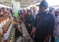 ZAMBRY Abd. Kadir (tengah) melawat reruai pameran semasa hadir merasmikan Program Kembara Pendidikan Tinggi@Terengganu dan Program Kampung Angkat Madani di Sekolah Menengah Kebangsaan (SMK) Menerong, Kuala Berang, Terengganu. - UTUSAN/PUQTRA HAIRRY