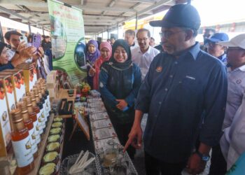 ZAMBRY Abd. Kadir (tengah) melawat reruai pameran semasa hadir merasmikan Program Kembara Pendidikan Tinggi@Terengganu dan Program Kampung Angkat Madani di Sekolah Menengah Kebangsaan (SMK) Menerong, Kuala Berang, Terengganu. - UTUSAN/PUQTRA HAIRRY