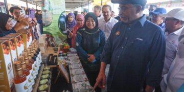 ZAMBRY Abd. Kadir (tengah) melawat reruai pameran semasa hadir merasmikan Program Kembara Pendidikan Tinggi@Terengganu dan Program Kampung Angkat Madani di Sekolah Menengah Kebangsaan (SMK) Menerong, Kuala Berang, Terengganu. - UTUSAN/PUQTRA HAIRRY