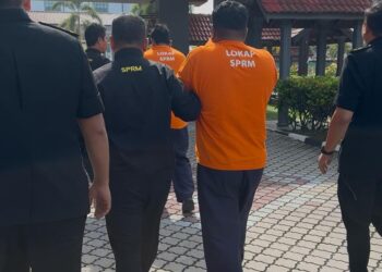 DUA suspek dibawa ke Mahkamah Majistret Kuala Terengganu untuk permohonan tahanan reman.
