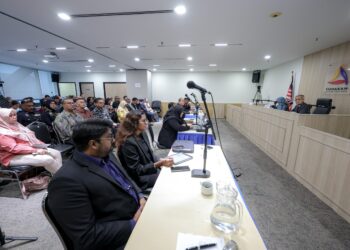 MOHD. Hishamudin Yunus (kanan) pada Pengumuman Keputusan Inkuiri Awam berhubung Insiden Penjara Taiping di Pejabat Suhakam di sini hari ini. - UTUSAN/FARIZ RUSADIO