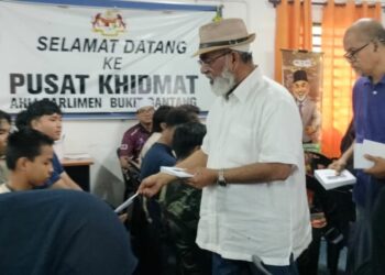SYED Abu Hussin Hafiz Syed Abdul Fasal beramah mesra bersama mahasiswa pada program di Pusat Khidmat beliau di Bukit Gantang hari ini. - UTUSAN/WAT KAMAL ABAS
