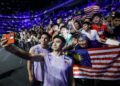GOH Sze Fei-Nur Izzuddin Rumsani mengambil swafoto bersama peminat selepas perlawanan separuh akhir Kejohanan Badminton Malaysia Masters 2026 di Unifi Arena, Bukit Jalil, hari ini. - UTUSAN/IQBAL ROSLI