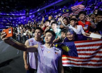 GOH Sze Fei-Nur Izzuddin Rumsani mengambil swafoto bersama peminat selepas perlawanan separuh akhir Kejohanan Badminton Malaysia Masters 2026 di Unifi Arena, Bukit Jalil, hari ini. - UTUSAN/IQBAL ROSLI