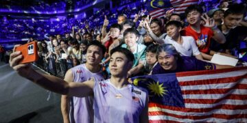 GOH Sze Fei-Nur Izzuddin Rumsani mengambil swafoto bersama peminat selepas perlawanan separuh akhir Kejohanan Badminton Malaysia Masters 2026 di Unifi Arena, Bukit Jalil, hari ini. - UTUSAN/IQBAL ROSLI