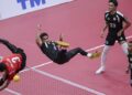 Aksi pemain kebangsaan Muhammad Syahir Mohd Rosdi, Mohamad Azlan Alias dan Farhan Adam menentang Singapura dalam acarta regu Kejohanan Sepaktakraw Piala Dunia TM ISTAF 2026 di Stadium Titiwangsa, semalam. - UTUSAN/ AMIR KHALID