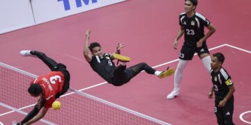 Aksi pemain kebangsaan Muhammad Syahir Mohd Rosdi, Mohamad Azlan Alias dan Farhan Adam menentang Singapura dalam acarta regu Kejohanan Sepaktakraw Piala Dunia TM ISTAF 2026 di Stadium Titiwangsa, semalam. - UTUSAN/ AMIR KHALID