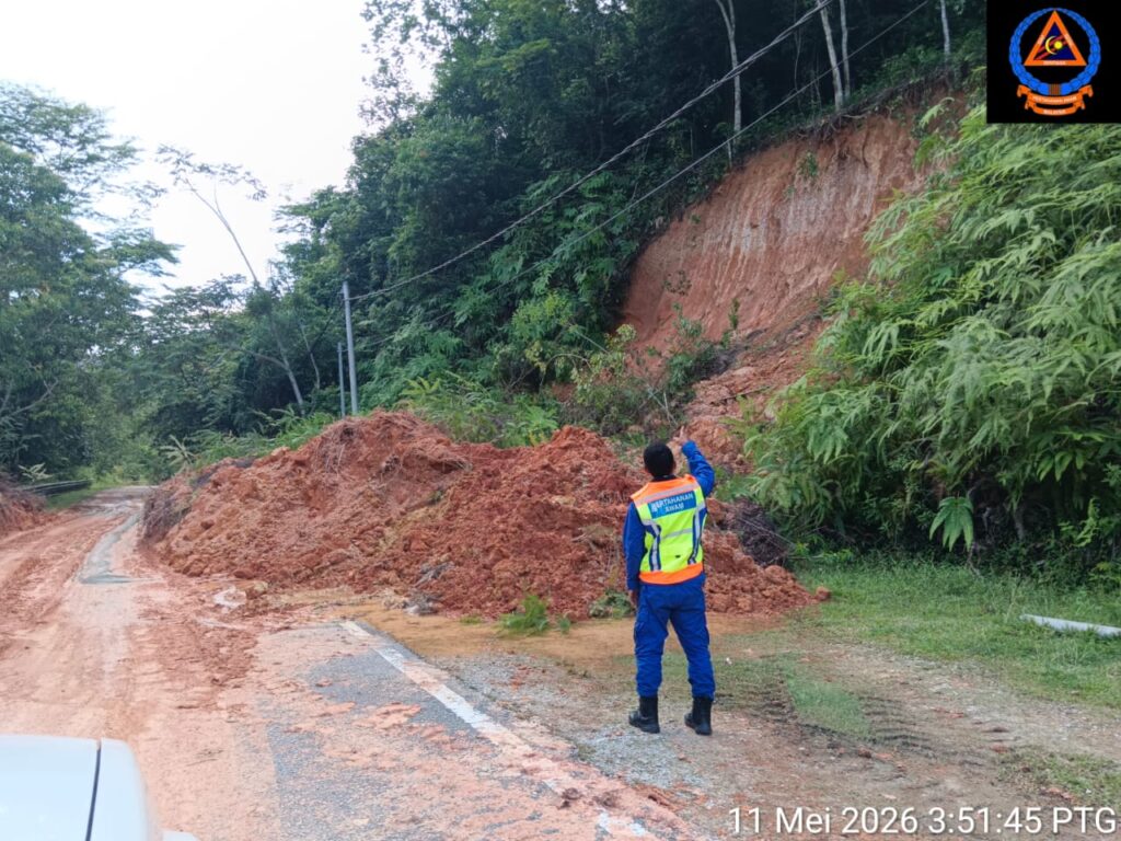 Tanah runtuh akibat hujan, jalan ke kampung Orang Asli terhalang