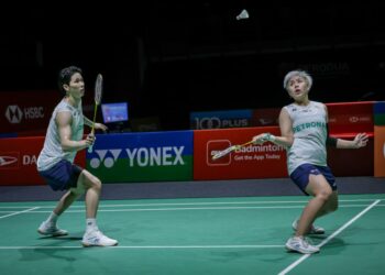 PASANGAN ranking keempat dunia itu gagal memanfaatkan kelebihan beraksi di gelanggang sendiri apabila tumpas straight set 18-21, 16-21 dalam tempoh 44 minit pada aksi suku akhir yang berlangsung sengit di Unifi Arena, Bukit Jalil, hari ini. - UTUSAN/IQBAL ROSLI