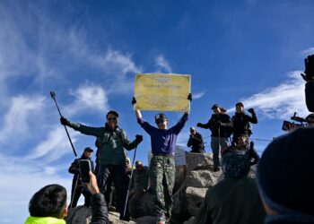 TENGKU Hassanal Ibrahim Alam Shah berjaya menawan puncak Gunung Kinabalu pada pukul 8.30 pagi sempena Ekspedisi Mahkota Borneo.