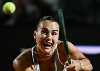 Aryna Sabalenka membalas bola pukulan lawannya, Barbora Krejcikova dalam saingan tenis Terbuka Rome di Foro Italico, semalam. - AFP