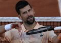 Novak Djokovic mara selepas menewaskan Valentin Royer dalam pertarungan sengit tenis Terbuka Perancis di Roland Garros, Paris, semalam. - AFP
