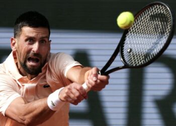 Novak Djokovic beraksi menentang Joao Fonseca dalam tenis Terbuka Perancis di Roland-Garros, Paris, semalam. - AFP