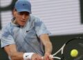 Pemain Itali, Jannik Sinner membalas bola pukulan lawannya, Clement Tabur dalam aksi tenis Terbuka Perancis di Roland-Garros, Paris, semalam. - AFP