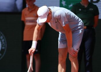 Jannik Sinner tampak keletihan semasa beraksi menentang lawannya dari Argentina, Juan Manuel Cerundolo sebelum menyerah kalah dalam saingan tenis Terbuka Perancis di Roland-Garros, Paris, semalam. - AFP