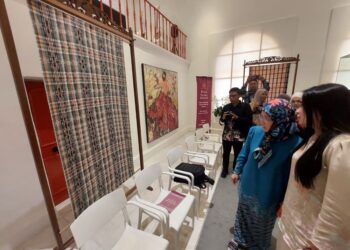 TUNKU Azizah Aminah Maimunah Iskandariah (dua dari kanan) melihat hasil tenun peserta Piala Tengku Azizah Pertandingan Tenun Pahang Diraja tahun lalu yang dipamerkan di Muzium Seni Kontemporari Pahang (MOCA), Kuantan, Pahang.