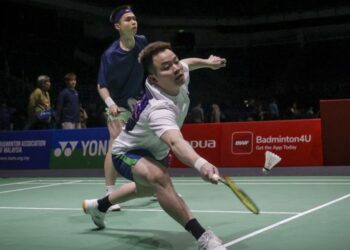 Aaron Chia dan Soh Wooi Yik beraksi dalam sesi penyesuaian gelanggang Kejohanan Badminton Masters Malaysia 2026 di Unifi Arena, Bukit Jalil, semalam. - UTUSAN/MUHAMAD IQBAL ROSLI